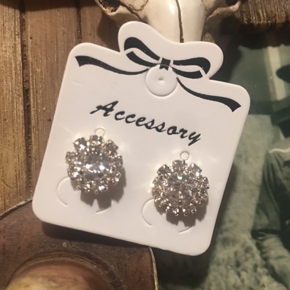 💥LAST PAIR💥 Sunflower CZ Studs - Picture 2 of 7